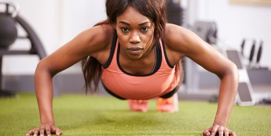 Du sport pour mes seins ! 4 exercices à faire et refaire pour tonifier sa poitrine