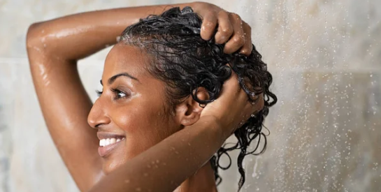 Les conséquences néfastes d'un lavage excessif des cheveux : quelle fréquence est recommandée ?
