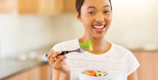 Une assiette équilibrée pour prévenir la constipation : les aliments essentiels à consommer