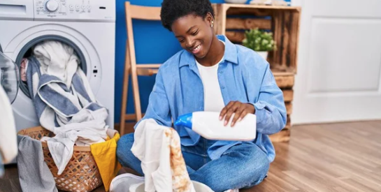 3 conseils pour venir à bout des taches tenaces sur les vêtements blancs