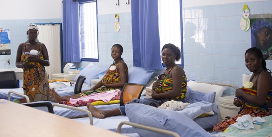 Les Soins Mère Kangourou pour la survie des nouveau-nés prématurés