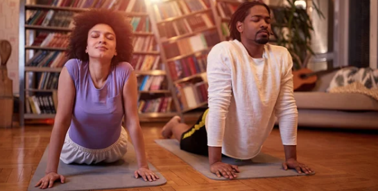 3 postures de yoga à faire après 60 ans !