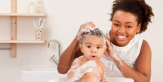 Laver les cheveux de bébé: comment faire?