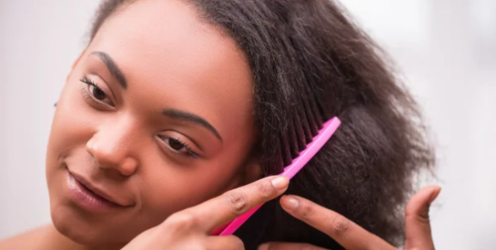 Deux techniques pour peigner vos cheveux sans les casser