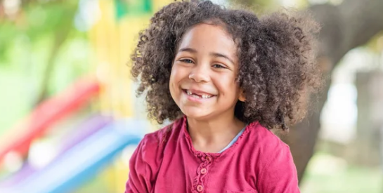 Votre enfant perd ses dents de lait ? Voici pourquoi il ne faut pas les jeter, selon une étude