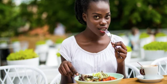 Un petit-déjeuner copieux aide-t-il à perdre du poids?