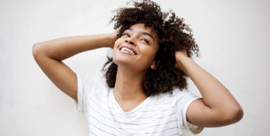 Cheveux cassants : des solutions naturelles