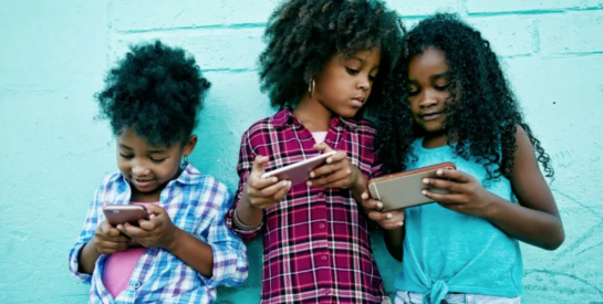 Quand donner son premier téléphone portable à son enfant et comment s'assurer qu'il l'utilise en toute sécurité?