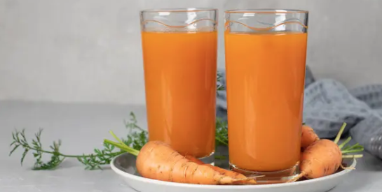 Boire régulièrement du jus de carotte à table pour maintenir une bonne santé