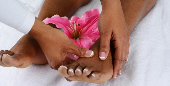 Pieds fendillés : 3 remèdes naturels pour retrouver des pieds doux et lisses