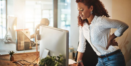 Mal de dos assis au bureau: 6 conseils pour vous en débarrasser