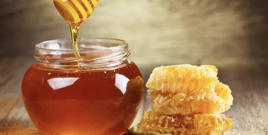 Le miel est-il meilleur pour la santé que le sucre ?