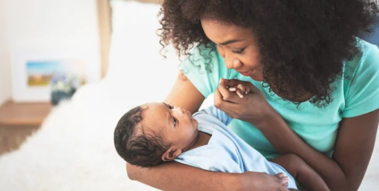 Parler aux bébés développe leur cerveau, selon la science !