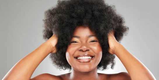 Cheveux gras : 4 astuces naturelles pour en finir !