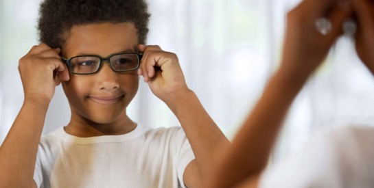 Mes enfants ont-ils une bonne santé oculaire ? Symptômes et signes d’alerte