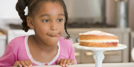 Les effets négatifs du trop de sucre chez les Enfants : Les Spécialistes mettent en garde