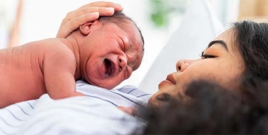 Pourquoi les bébés pleurent-ils juste après leur naissance ?