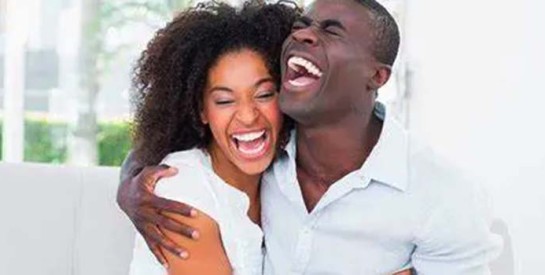Rire ensemble : l’importance de l’humour dans le couple