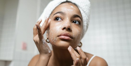 Comment réduire naturellement la transpiration du visage?