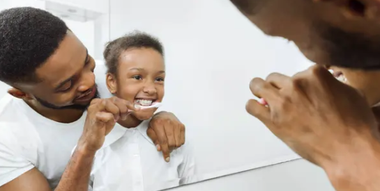 Quelle est la meilleure façon de se brosser les dents (et pourquoi la plupart d’entre nous le font mal)