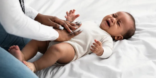 Comment calmer les coliques de bébé : 2 conseils recommandés par les médecins