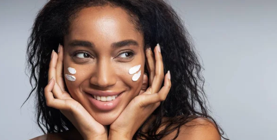 Comment atténuer l'apparence des pores dilatés et lisser le grain de peau ?