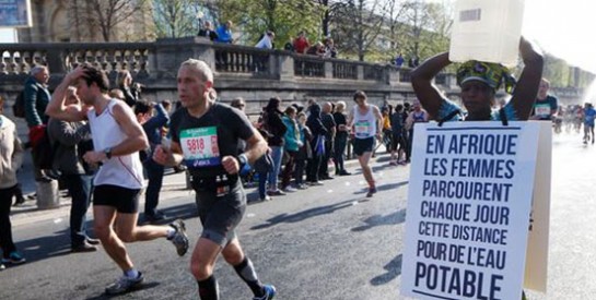 Marathon : une Gambienne court avec un bidon sur la tête pour défendre l'accès à l'eau