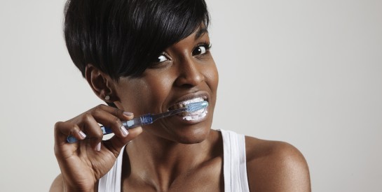Comment bien se brosser les dents pour éviter la mauvaise haleine