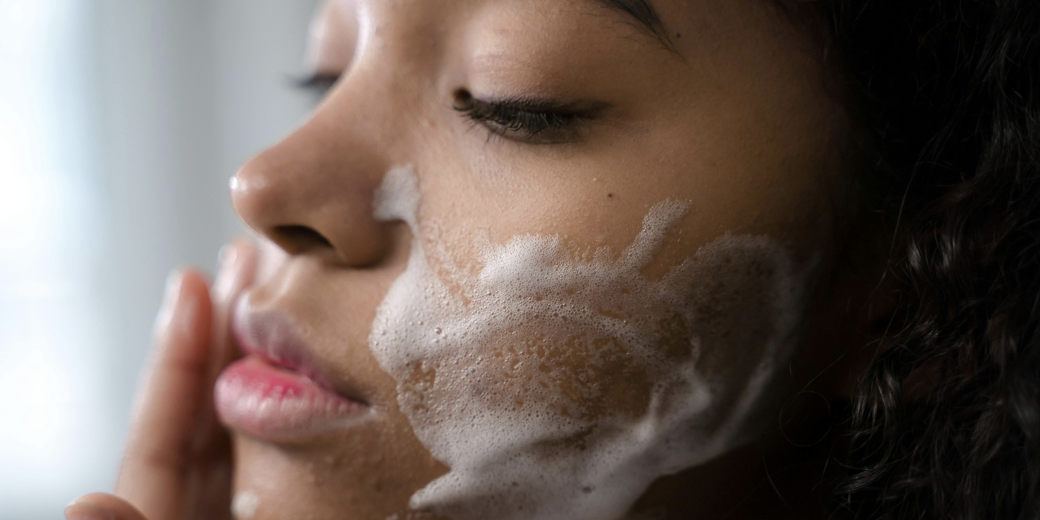 Poils au menton chez la femme : causes, significations et solutions efficaces
