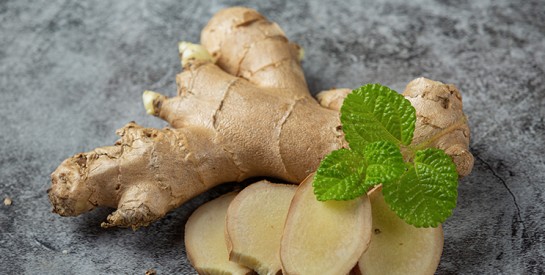 Riche en vitamines, en minéraux et en antioxydants, le gingembre est un véritable tonifiant pour le cuir chevelu