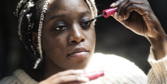 Que peut-on utiliser à la place du mascara pour faire pousser ses cils naturellement ?