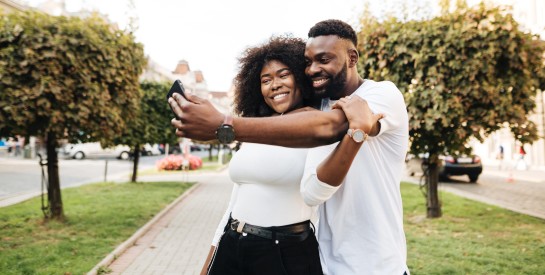 Pourquoi les femmes sont-elles perçues comme plus fidèles que les hommes ?