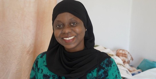 Elle renonce à un salaire de 3 000 euros pour se lancer dans la teinture au Sénégal