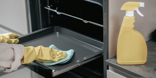 Nettoyer le four sans effort : astuces pratiques pour un four impeccable