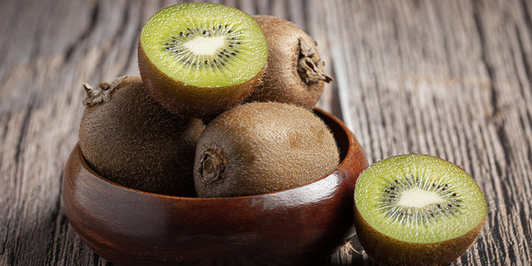 Kiwi et digestion : comment ce fruit lutte contre la constipation