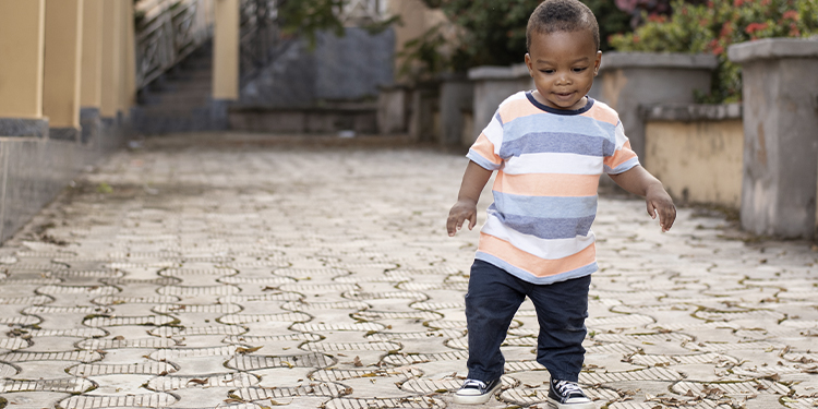 Les premiers pas de bébé : faut-il déjà des chaussures ?