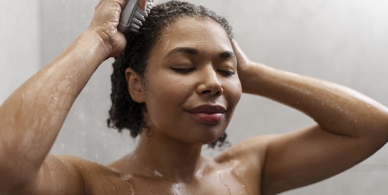 Cheveux crépus : astuces pour un nettoyage doux et efficace