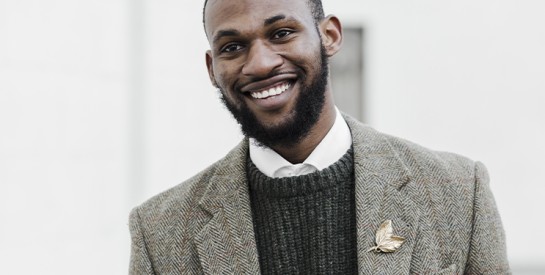 Comment porter une broche avec style et raffinement ?