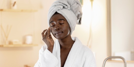 Peau qui pèle : comment apaiser et traiter la desquamation naturellement