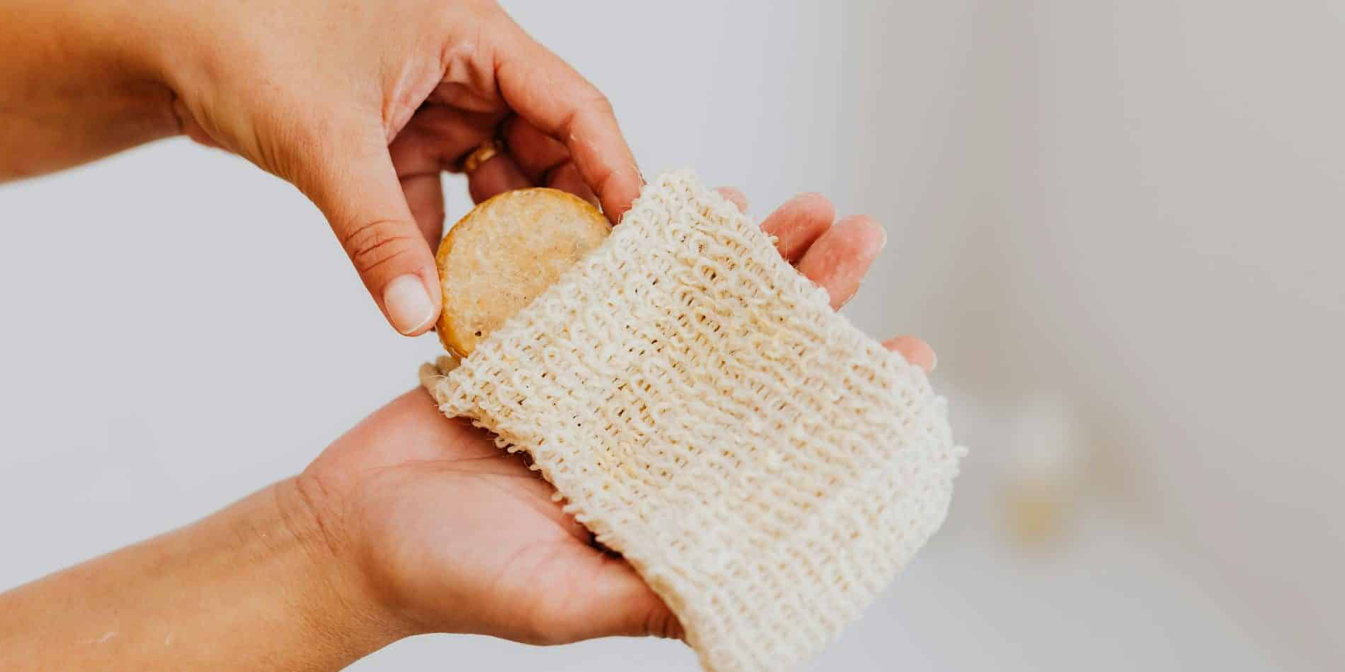 Bien utiliser un gant de crin pour exfolier et revitaliser la peau