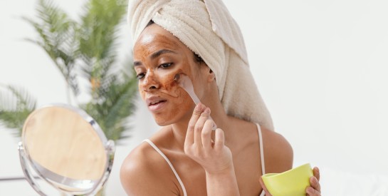 Soins du Visage au Café : Astuces pour une Peau Éclatante et Raffermie