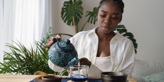 Soigner sa peau de l’intérieur grâce aux tisanes : beauté et bien-être naturels