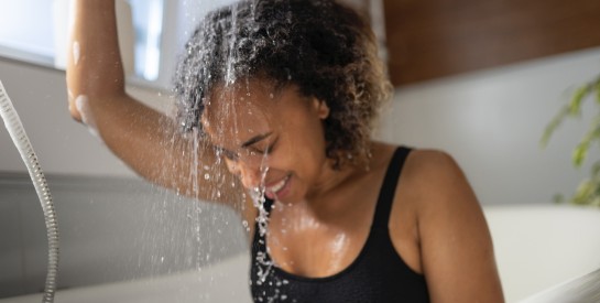 L’eau tiède : la clé d’un shampoing efficace pour des cheveux en pleine santé