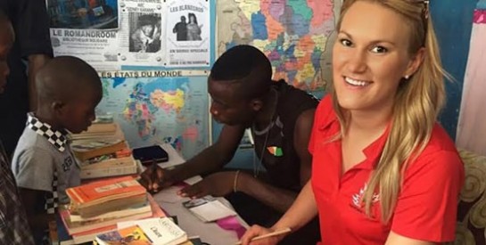 Marlene Harnois et Cheick Cissé : des champions de taekwondo offrent des livres à la bibliothèque sociale le Romandroom