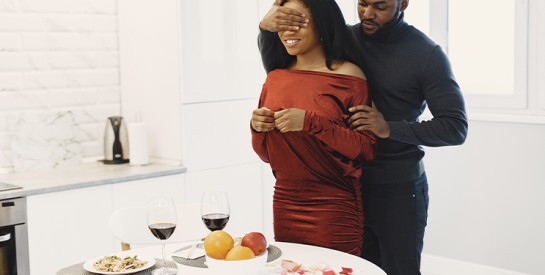 La date night à petit budget : 5 idées romantiques pour se reconnecter à la maison