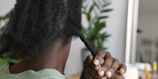 Réparer ses cheveux après les tresses : le soin protéiné maison à base de jaune d’œuf et d’avocat