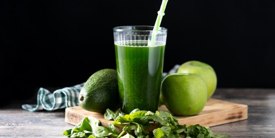 Les jus verts qui détoxifient : La combinaison gagnante chou frisé, céleri et gingembre