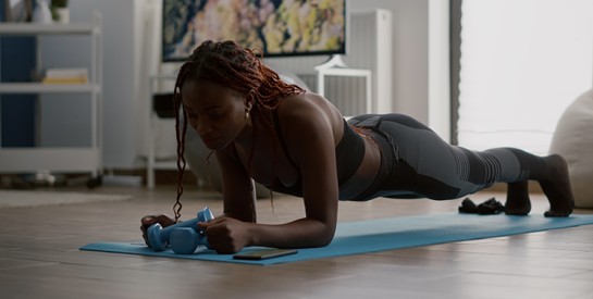 Les pompes au féminin : un exercice clé pour renforcer le corps et la confiance