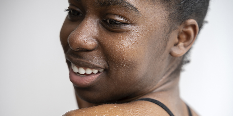 L’hydratation boostée : le layering des produits pour une efficacité maximale sur peau sèche