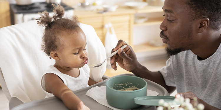Diversification alimentaire : Les 10 premiers aliments africains à introduire à votre bébé